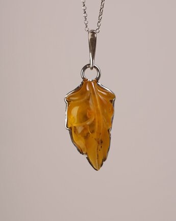 Ręcznie rzeźbiony liść w bursztynie bałtyckim, Andorii by Baco