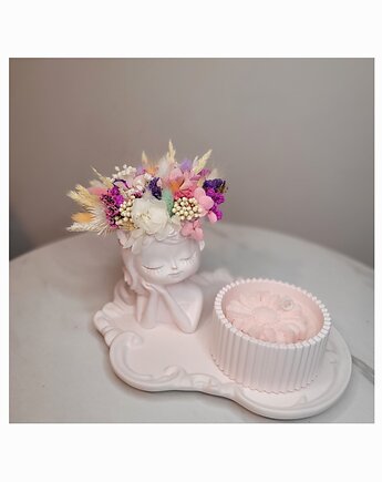 Dziewczynka z kwiatami na podstawce oraz świeca sojowa, Florals&Moss