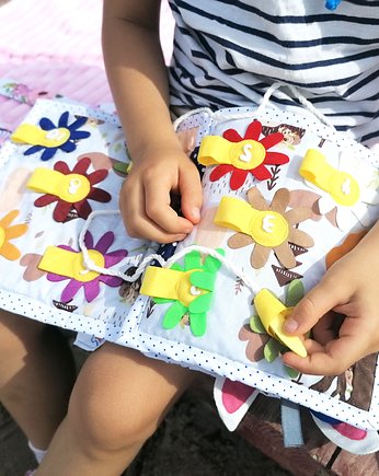 Zapinanki Quiet Book książeczka sensoryczna manipulacyjna Bejbik, Bejbik Books