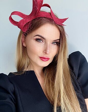 Fascynator ELZA Z WOALKĄ BORDO oraz inne kolory, MONIKA SAXTON LUXURIOUS MILLINERY