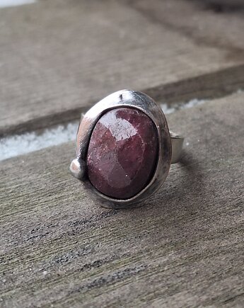 Rubin - pierścionek regulowany, po drugiej stronie lustra