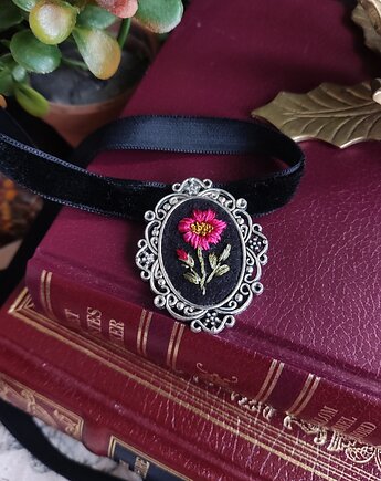 Haftowany wisiorek z dziką różą, Czarownicze Hafty