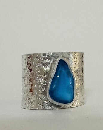 1,5cm Obrączka młotkowana ręcznie robiona ze szkłem morskim, bluewavestudio