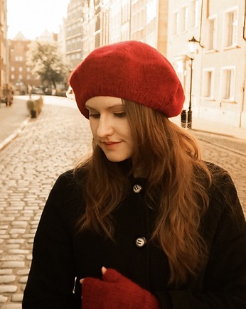 Klasyczny beret z antenką z wełny alpaki czerwony, Holy Alpaca Knit