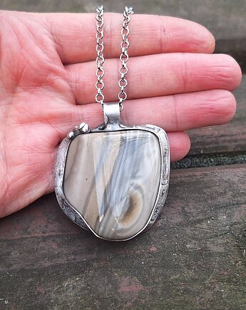 Krzemień pasiasty - wisiorek, po drugiej stronie lustra