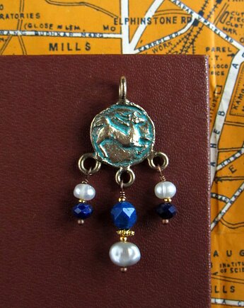 Zawieszka moneta z koniem, lapisem lazuli i perłą, Antilica