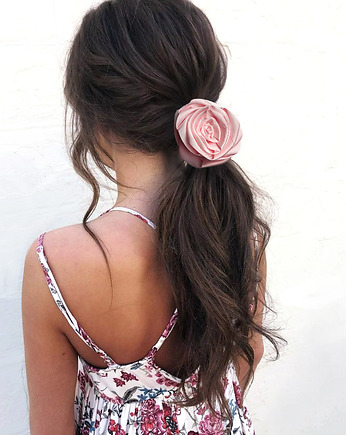 Jasno różowa, jedwabna róża na miniscrunchie, BARLA