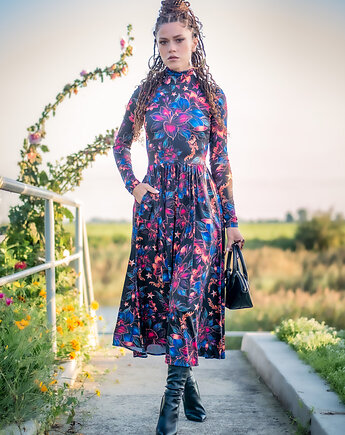 Rozkloszowana sukienka z golfem, milita nikonorov