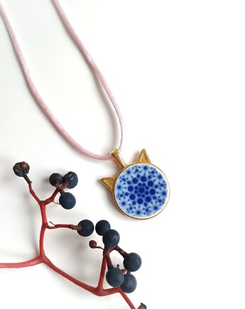 Naszyjnik w kobaltowe wzory kot, biżuteria z talerzy