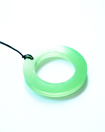Duży zielony wisior 6 cm, świecący w ciemności i w świetle UV na sznurku, Akrylove art