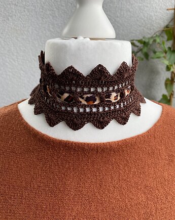 Czekoladowy brązowy koronkowy choker szydełkowy z pazurem, Księżycowa ćma