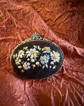 Ręcznie haftowana broszka "Stokrotki i niezapominajki", ReinerArt