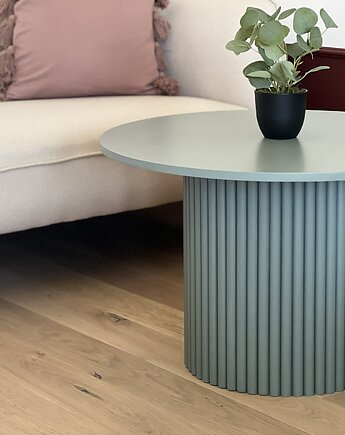 Okrągły ryflowany stolik kawowy w kolorze brudnej zieleni Ø 70 cm, tr.tables
