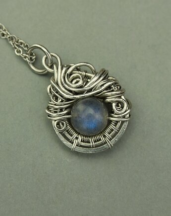 Mały wisiorek niebieski labradoryt wire wrapping, Agata Rozanska