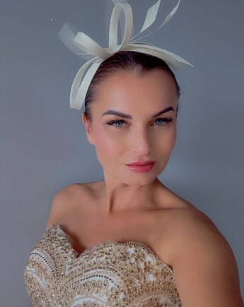 Fascynator ślubny Blumo ECRU lub biały, MONIKA SAXTON LUXURIOUS MILLINERY