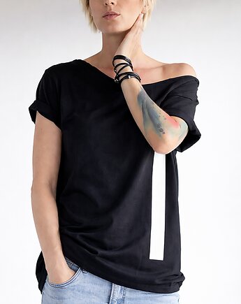 Kreska biała przesunięta na czarnym Oversize, ONE MUG A DAY