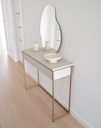 ESMA KASZMIR- beżowa konsola na złotych nogach, Papierówka Simple form of furniture