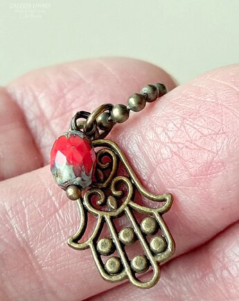 Z hamsą chroniącą od zła. Uroczy wisiorek  z ręką Fatimy i kryształkiem, Galeria Limart