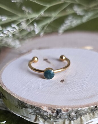 Pierścionek z zielonym oczkiem złoty minimalistyczny, zkwiatem