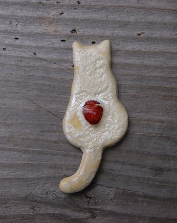 Ceramiczny magnes kot perłowy z sercem, Gliniana Koniczynka