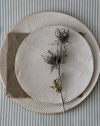 komplet talerzy ceramicznych biały z fakturą, studio m.