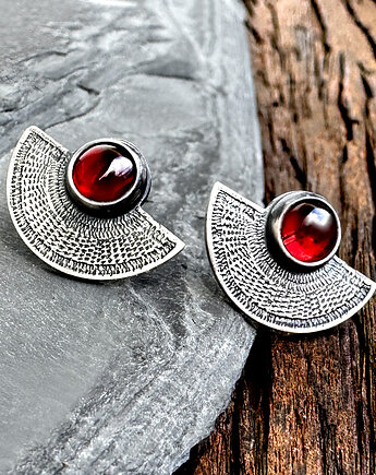 Orientalne kolczyki wkrętki srebrne wachlarze z granatem, SHAMBALA