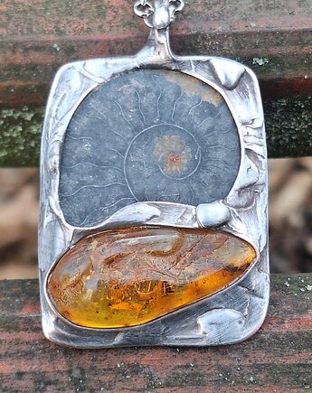 Amonit i bursztyn - wisiorek, po drugiej stronie lustra