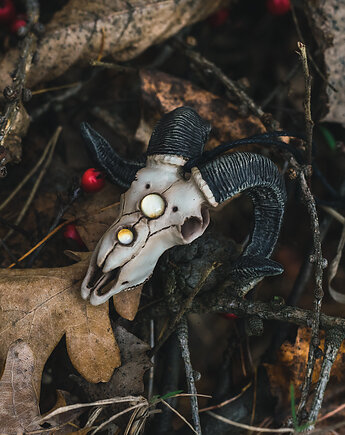 Wisior Czaszka Barana Żółte Oczy, Nest of Bones