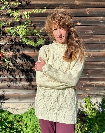 Kremowy sweter z warkoczami, ręcznie dziergany z mieszanki wełny, Strojownia
