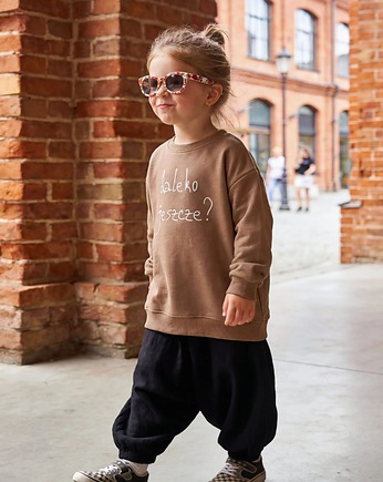 Bluza dziecięca DALEKO JESZCZE? - kawowa, Wear Your Journey