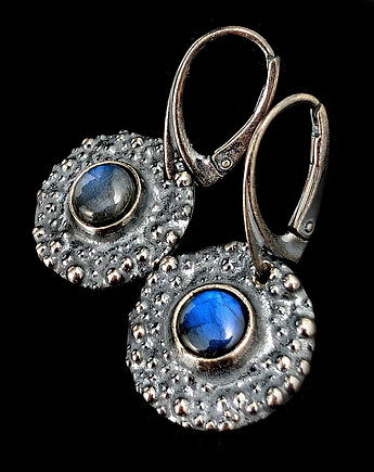 Labradoryty  w deszczu srebra