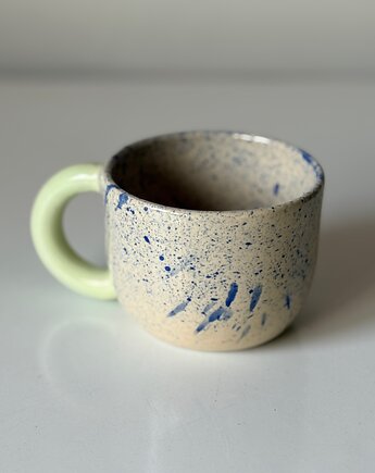 Kubek z kolorowym uchem