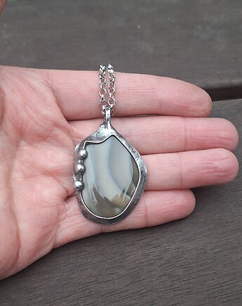 Krzemień pasiasty - wisiorek, po drugiej stronie lustra