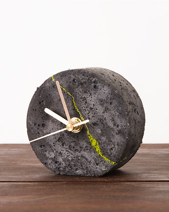 Okrągły betonowy zegar stołowy z chrobotkiem reniferowym - ciemny, Joanna Komorowska Studio
