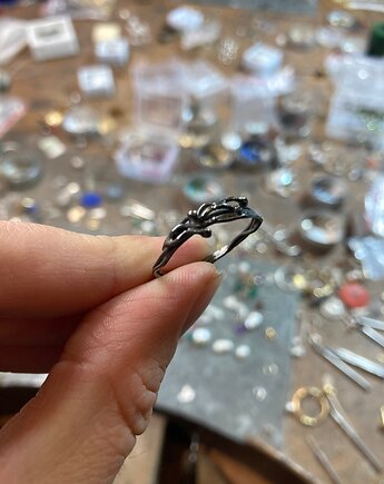 Pierścionek Twist oksydowany, BYRSKA