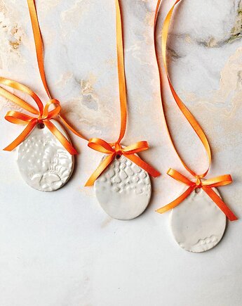 Zestaw białych ceramicznych  jajeczek z pomarańczową wstążką, annaflora