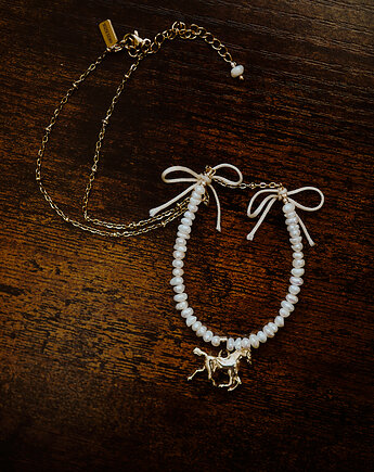 Cremello, naszyjnik z koniem, perły, Okruszek Biżuteria