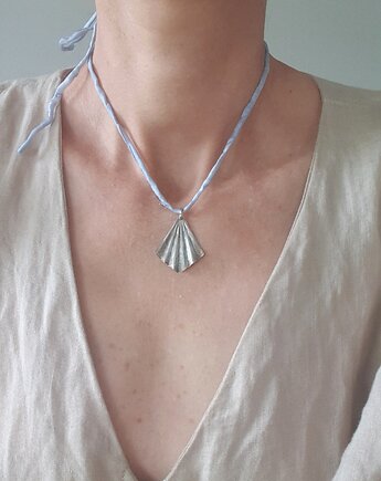 Naszyjnik ORIGAMI mały na jedwabnej wstążce, niebieski, mosiądz posrebrzany, modesign