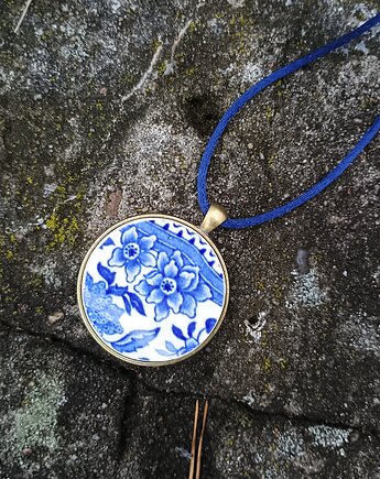 Naszyjnik w kobaltowe kwiaty, biżuteria z talerzy