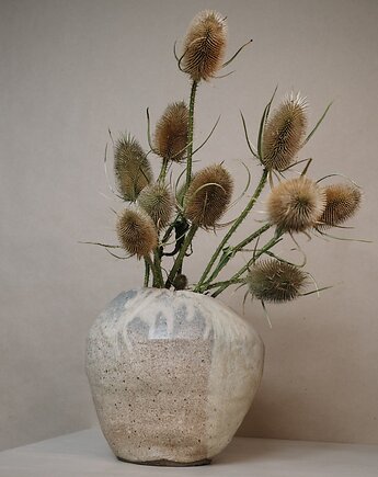 Duży beżowy wazon, drobne sztuki