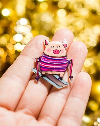 Słodka przypinka ze świnką Gienią na nartach, Pintura