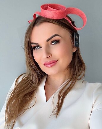 Fascynator MELODY koral  /oraz inne kolory, MONIKA SAXTON LUXURIOUS MILLINERY