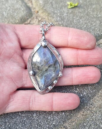 W ukryciu - wisiorek, po drugiej stronie lustra