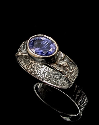 Pierścionek iolit w srebrnej korze, Pracownia Neores