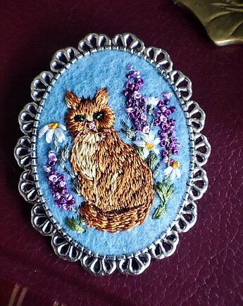 Haftowana broszka z kotem