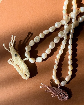 Perły z krewetką czyli naszyjnik choker z ręcznie uszytą langustą, BeeŻuuu Maja Pluta