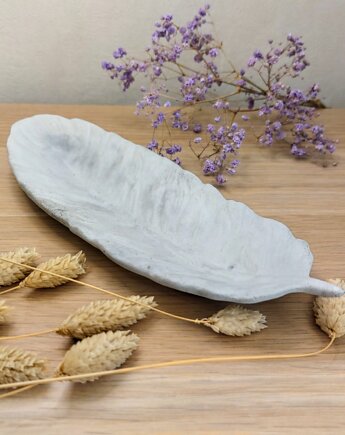 Podstawka PIÓRKO z betonu pod biżuterię, palo santo, kolor marmurkowy, BetonCrafts