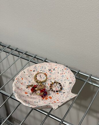 Podstawka muszelka lastryko, Plamka Studio