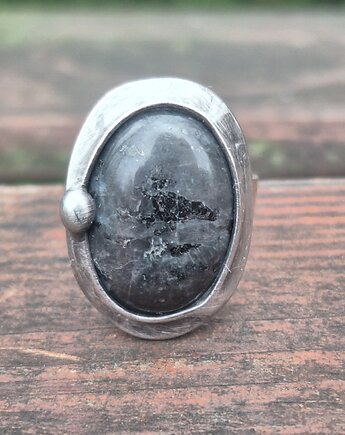 Larvikit - pierścionek regulowany, po drugiej stronie lustra