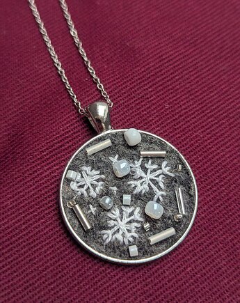 Zimowy ręcznie haftowany naszyjnik Śnieżynki, Papaya